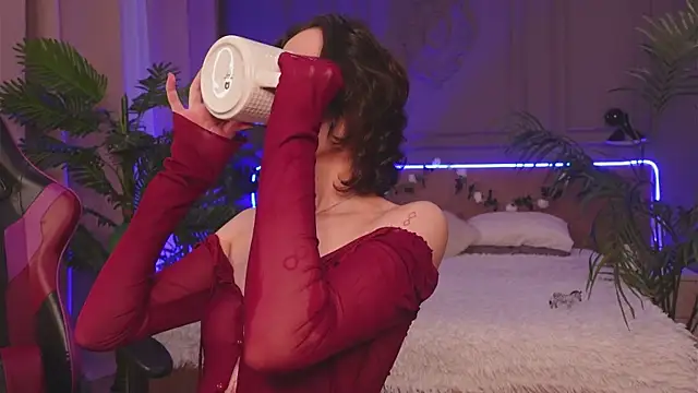 Snapshot of Devilinee chatting on 11/23/25, 06:12 Devilinee online show from 11/23/25, 06:12