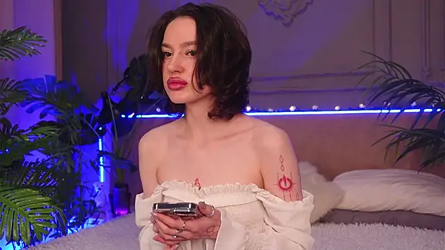 Snapshot of Devilinee chatting on 12/18/25, 07:46 Devilinee online show from 12/18/25, 07:46