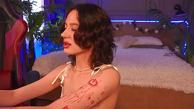 Snapshot of Devilinee chatting on 09/18/25, 06:49 Devilinee online show from 09/18/25, 06:49