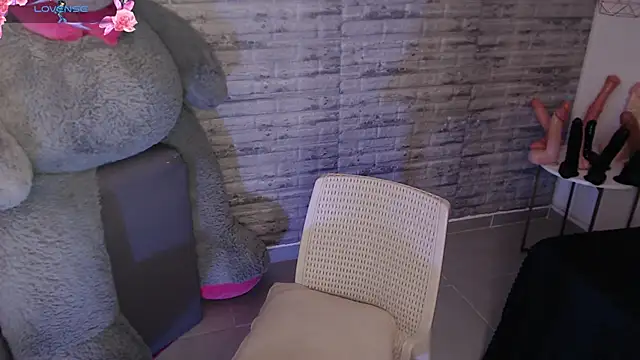 TinnaCobb online show from 11/10/25, 04:23