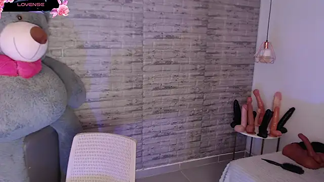 TinnaCobb online show from 12/05/25, 04:27