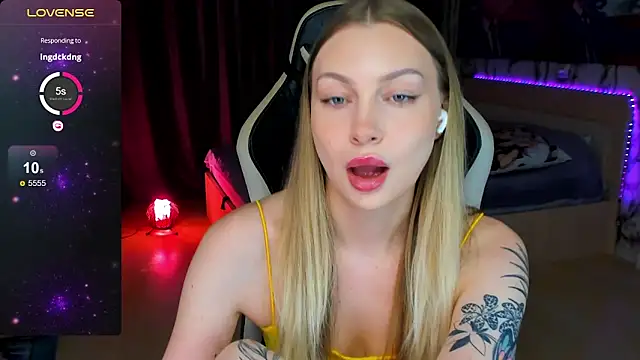 BiMolly online show from 10/19/25, 03:26