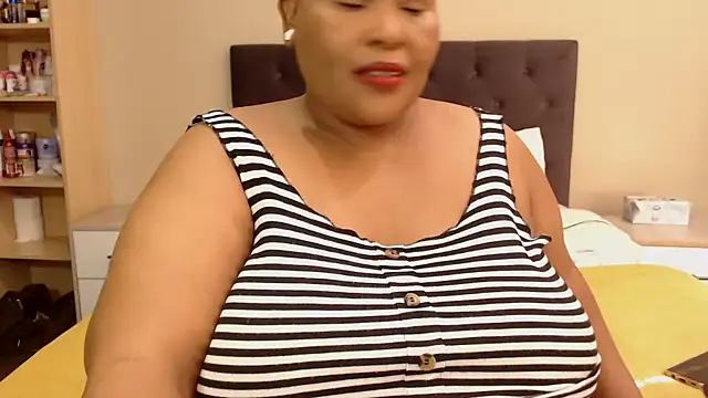 Snapshot of zandile chatting on 06/12/26, 11:41 zandile online show from 06/12/26, 11:41