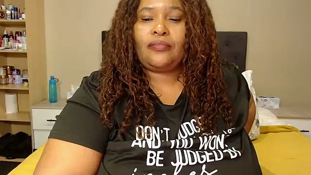 Snapshot of zandile chatting on 06/25/26, 05:12 zandile online show from 06/25/26, 05:12