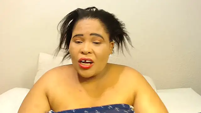 Snapshot of zandile chatting on 10/15/25, 06:16 zandile online show from 10/15/25, 06:16