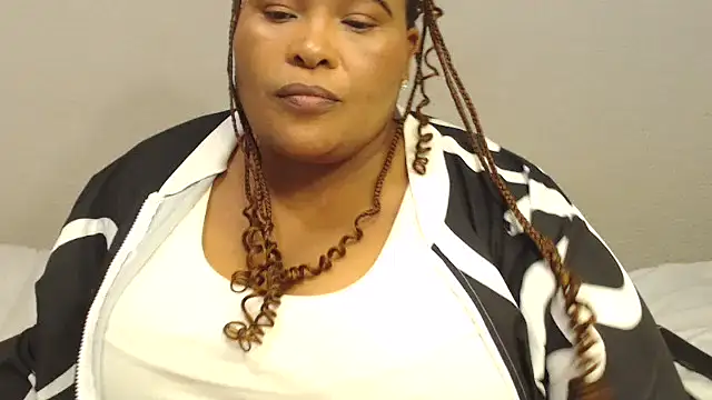 Snapshot of zandile chatting on 09/24/25, 05:19 zandile online show from 09/24/25, 05:19
