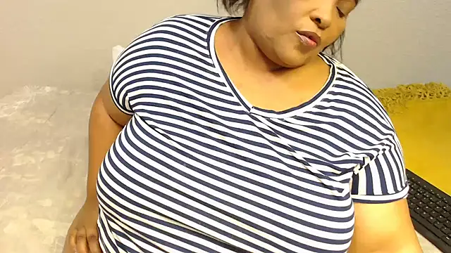 Snapshot of zandile chatting on 10/19/25, 04:21 zandile online show from 10/19/25, 04:21