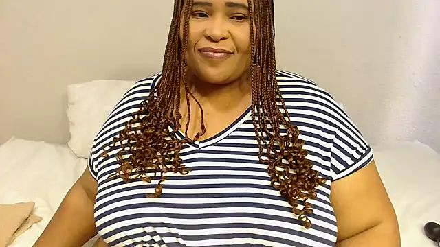 Snapshot of zandile chatting on 09/30/25, 01:06 zandile online show from 09/30/25, 01:06