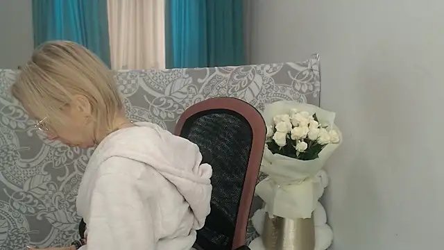 LuxuryNika online show from 11/28/25, 09:20