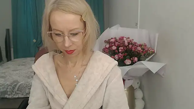 LuxuryNika online show from 11/11/25, 12:44