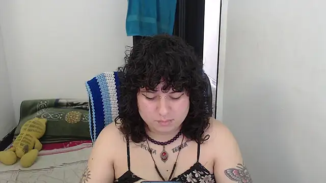 Snapshot of Smoke_trip_Alicia chatting on 02/15/26, 05:12 Smoke trip Alicia online show from 02/15/26, 05:12