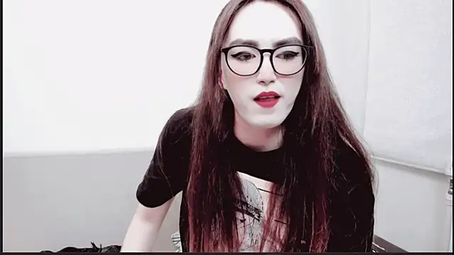 Snapshot of MinniMaksy chatting on 03/01/25, 01:43 MinniMaksy online show from 03/01/25, 01:43