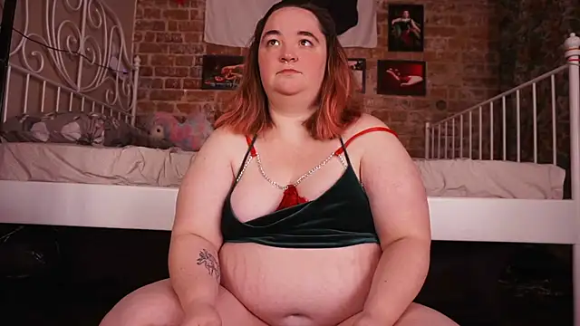 Snapshot of Evelively chatting on 12/21/25, 02:24 Evelively online show from 12/21/25, 02:24