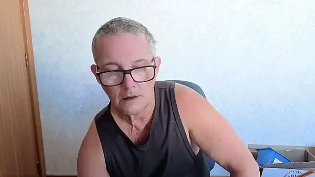 Snapshot of bigballnz chatting on 12/22/25, 10:32 bigballnz online show from 12/22/25, 10:32