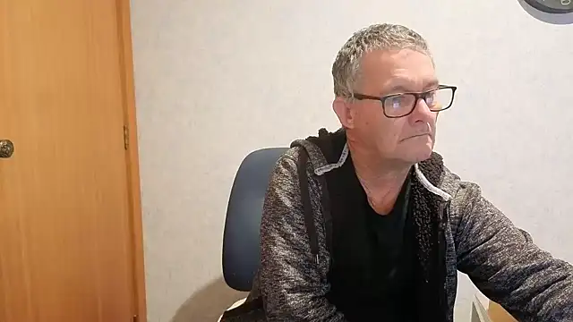 Snapshot of bigballnz chatting on 07/08/26, 08:53 bigballnz online show from 07/08/26, 08:53