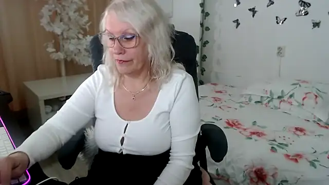 Snapshot of Ghertrude52 chatting on 05/17/26, 04:12 Ghertrude52 online show from 05/17/26, 04:12