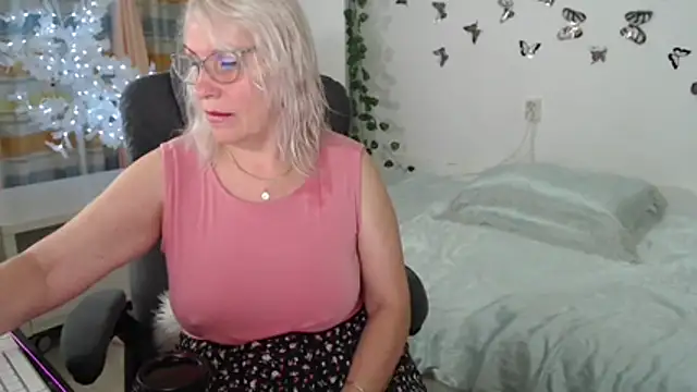 Snapshot of Ghertrude52 chatting on 06/20/26, 04:28 Ghertrude52 online show from 06/20/26, 04:28