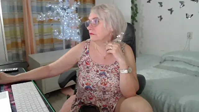 Snapshot of Ghertrude52 chatting on 06/12/26, 04:54 Ghertrude52 online show from 06/12/26, 04:54