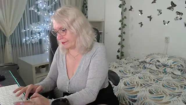 Snapshot of Ghertrude52 chatting on 04/19/26, 04:02 Ghertrude52 online show from 04/19/26, 04:02