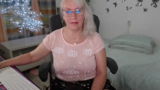 Snapshot of Ghertrude52 chatting on 06/19/26, 04:18 Ghertrude52 online show from 06/19/26, 04:18