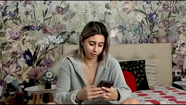 Snapshot of RoseDiamond06 chatting on 02/18/25, 04:47 RoseDiamond06 online show from 02/18/25, 04:47