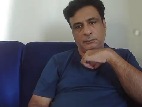 Snapshot of desipapaxxx chatting on 11/18/25, 05:22 desipapaxxx online show from 11/18/25, 05:22