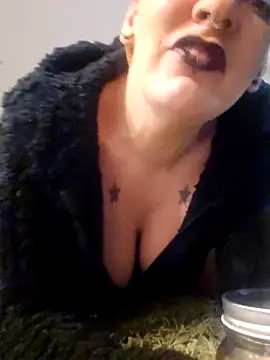Snapshot of PinkTheHawk chatting on 05/03/26, 10:42 PinkTheHawk online show from 05/03/26, 10:42