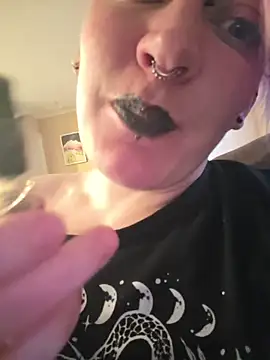 Snapshot of PinkTheHawk chatting on 05/22/26, 04:43 PinkTheHawk online show from 05/22/26, 04:43