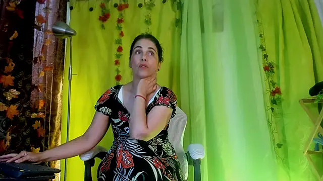 Snapshot of girasol_walton chatting on 06/28/26, 04:35 girasol walton online show from 06/28/26, 04:35