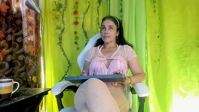 Snapshot of girasol_walton chatting on 06/16/26, 01:55 girasol walton online show from 06/16/26, 01:55