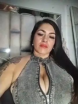 Snapshot of chelaqueen_ chatting on 06/20/26, 01:43 chelaqueen online show from 06/20/26, 01:43
