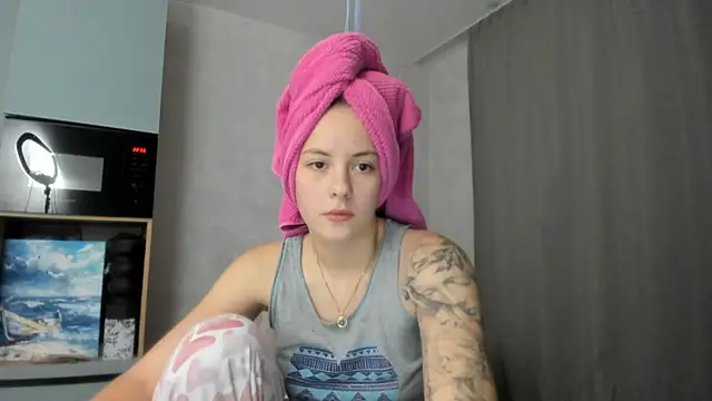 Snapshot of why_again_me chatting on 10/22/25, 07:57 why again me online show from 10/22/25, 07:57