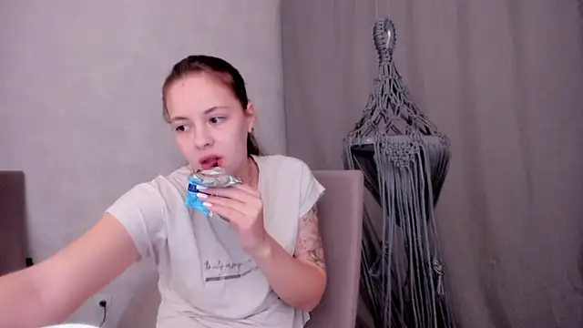 Snapshot of why_again_me chatting on 02/23/25, 09:37 why again me online show from 02/23/25, 09:37