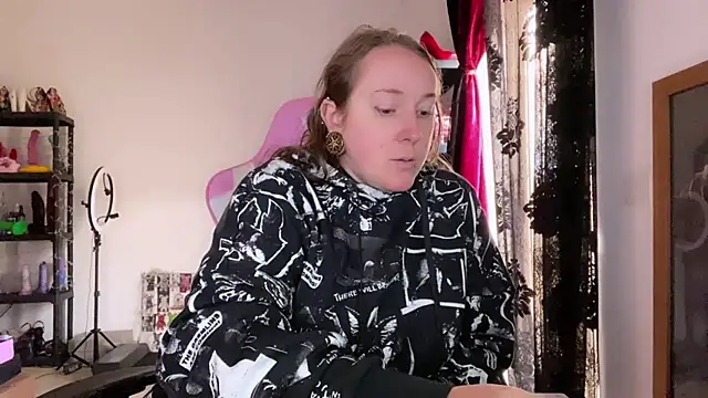 Snapshot of kisicaxx chatting on 12/17/25, 02:00 kisicaxx online show from 12/17/25, 02:00