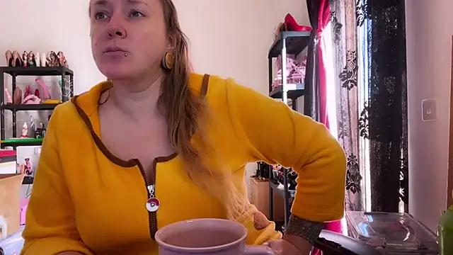 Snapshot of kisicaxx chatting on 11/21/25, 08:46 kisicaxx online show from 11/21/25, 08:46