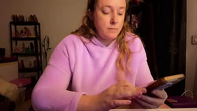 Snapshot of kisicaxx chatting on 11/23/25, 06:29 kisicaxx online show from 11/23/25, 06:29