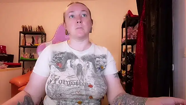 Snapshot of kisicaxx chatting on 10/29/25, 05:56 kisicaxx online show from 10/29/25, 05:56