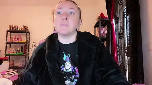 Snapshot of kisicaxx chatting on 12/04/25, 11:42 kisicaxx online show from 12/04/25, 11:42