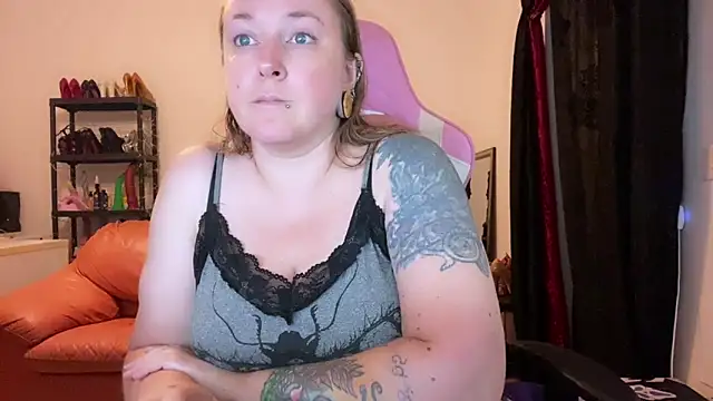 Snapshot of kisicaxx chatting on 09/19/25, 06:45 kisicaxx online show from 09/19/25, 06:45