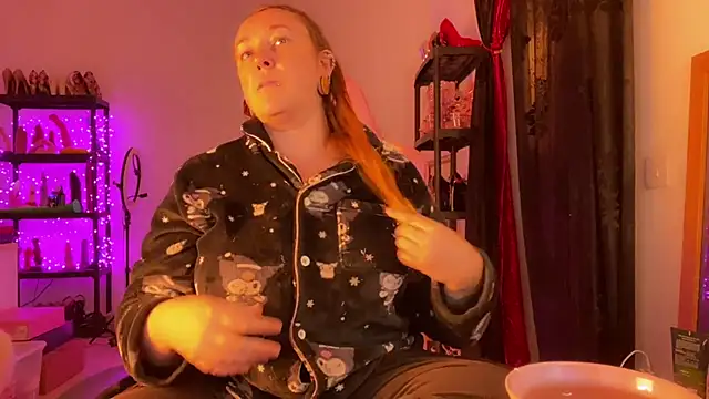 Snapshot of kisicaxx chatting on 11/24/25, 06:30 kisicaxx online show from 11/24/25, 06:30