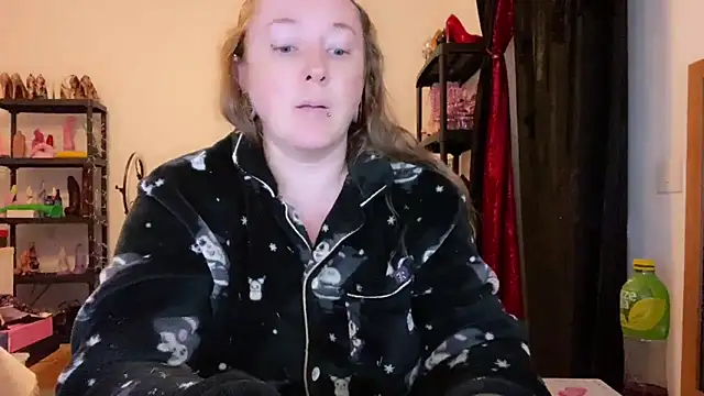 Snapshot of kisicaxx chatting on 12/14/25, 06:13 kisicaxx online show from 12/14/25, 06:13