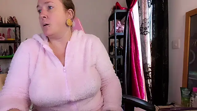 Snapshot of kisicaxx chatting on 11/13/25, 06:28 kisicaxx online show from 11/13/25, 06:28