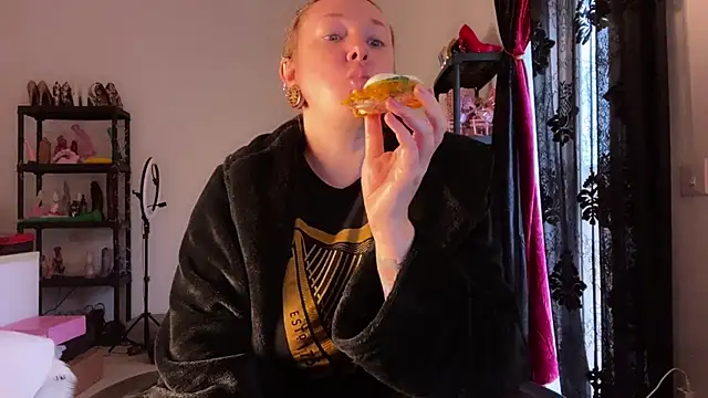 Snapshot of kisicaxx chatting on 11/26/25, 03:23 kisicaxx online show from 11/26/25, 03:23