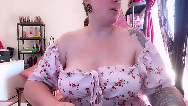 kisicaxx online show from 06/17/26, 08:47