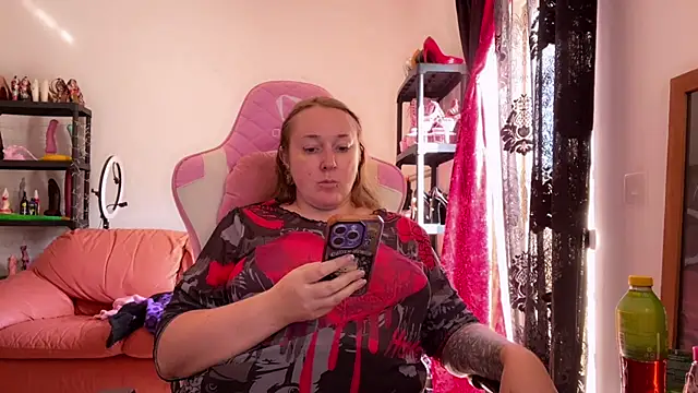 Snapshot of kisicaxx chatting on 10/31/25, 08:55 kisicaxx online show from 10/31/25, 08:55