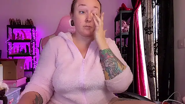 Snapshot of kisicaxx chatting on 11/17/25, 01:59 kisicaxx online show from 11/17/25, 01:59