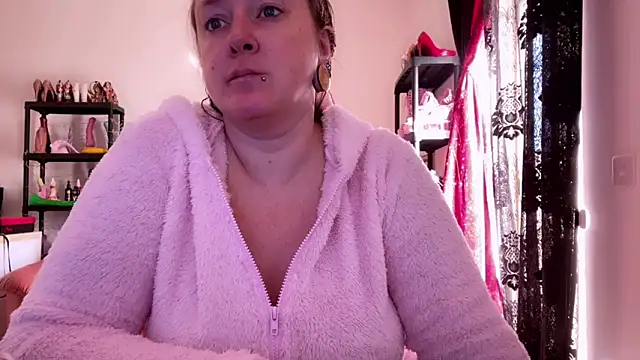 Snapshot of kisicaxx chatting on 11/04/25, 09:35 kisicaxx online show from 11/04/25, 09:35