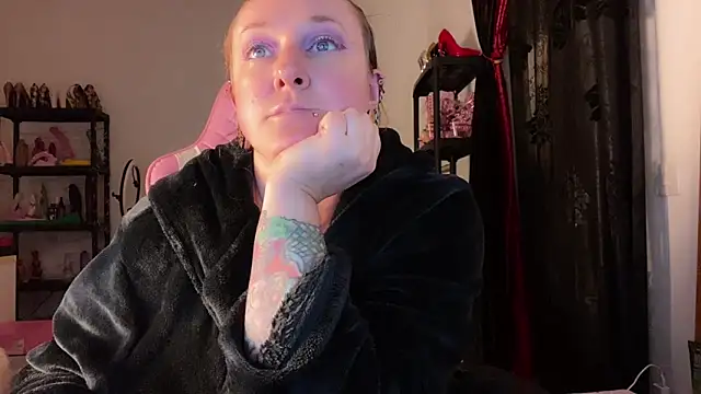 Snapshot of kisicaxx chatting on 11/25/25, 06:41 kisicaxx online show from 11/25/25, 06:41