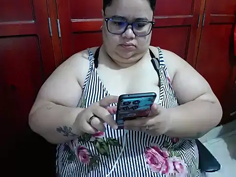 Snapshot of hotlesby4uxxx chatting on 06/18/26, 02:00 hotlesby4uxxx online show from 06/18/26, 02:00