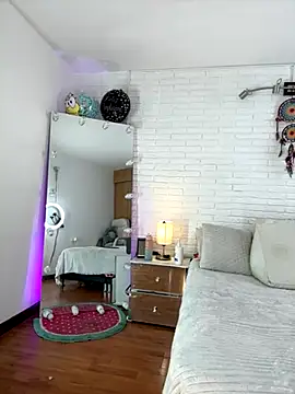 Snapshot of hollythomson chatting on 10/28/25, 05:12 hollythomson online show from 10/28/25, 05:12